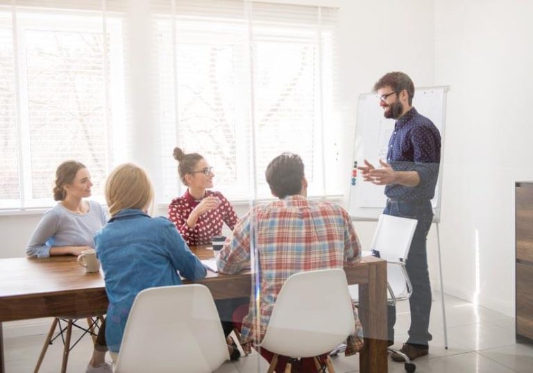 Quién está en la oficina? - Hybo