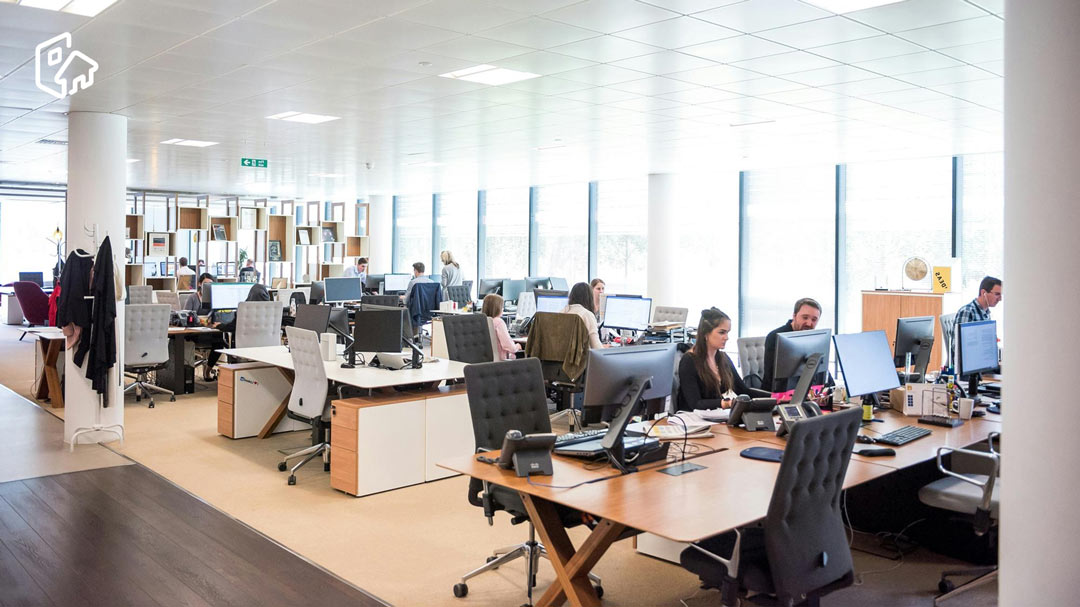 oficina con hot desks para empleados con contrato híbrido de presencialidad